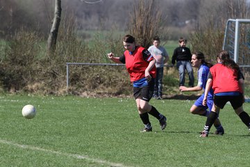 Bild 98 - Frauen am 10.4.11